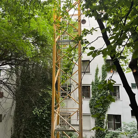 Your Worry Free Close To Parliament Apartment