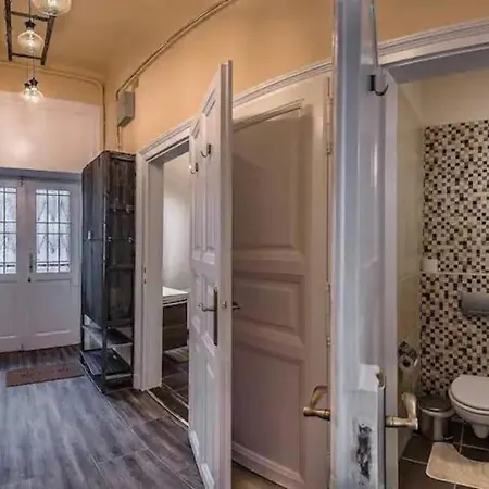 Apartment Your Worry Free Close To Parliament Budapest