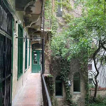 Your Worry Free Close To Parliament Apartment